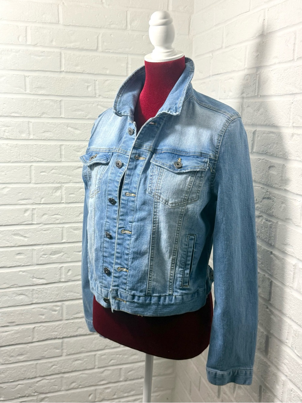 Women’s Acid Wash Light Denim Jacket Size Large Button Front Casual Jean Jacket